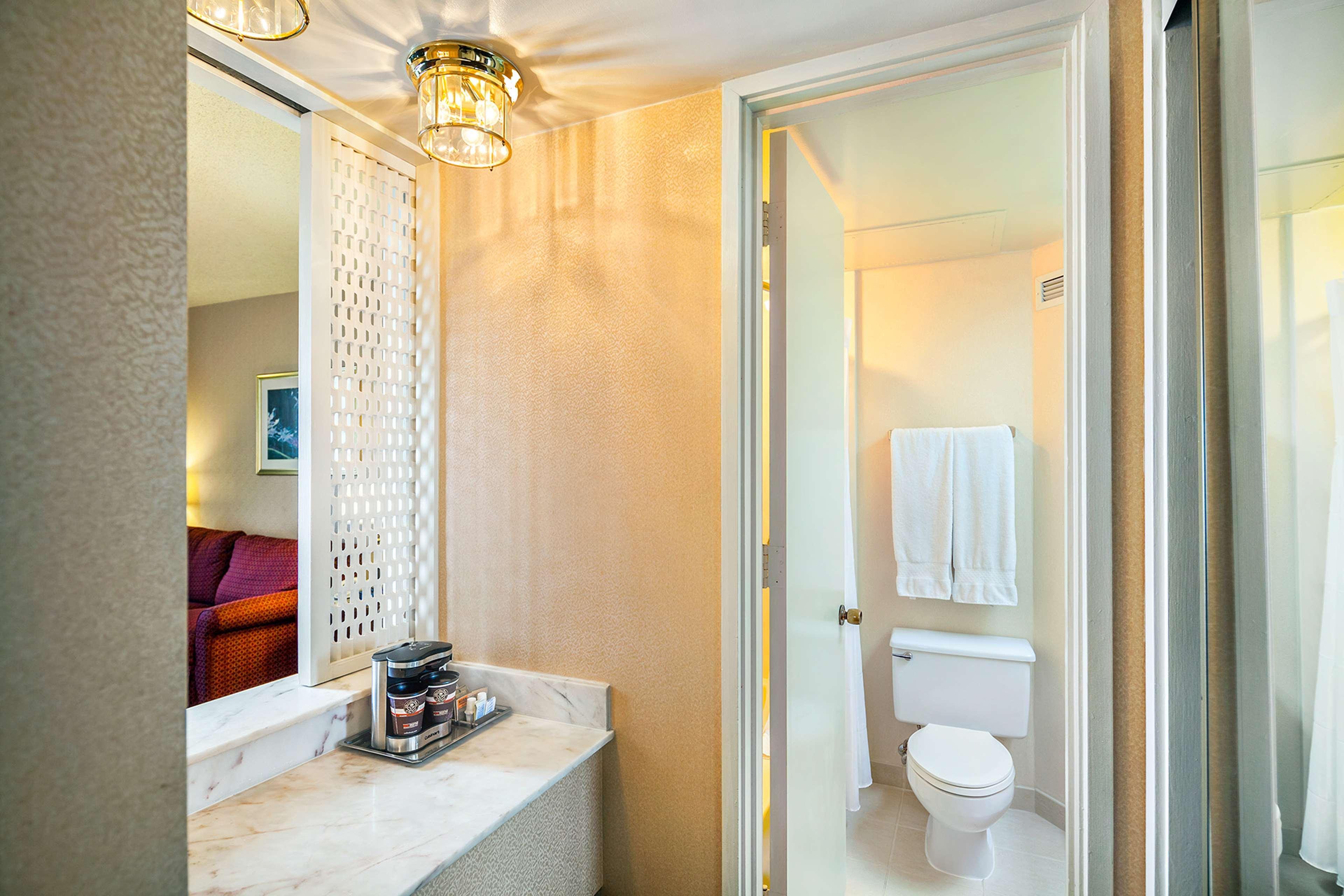 Отель Hilton Oakland Airport Экстерьер фото